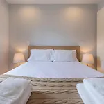 Апартаменты Graceful 2bdr Duplex By Lovelystay